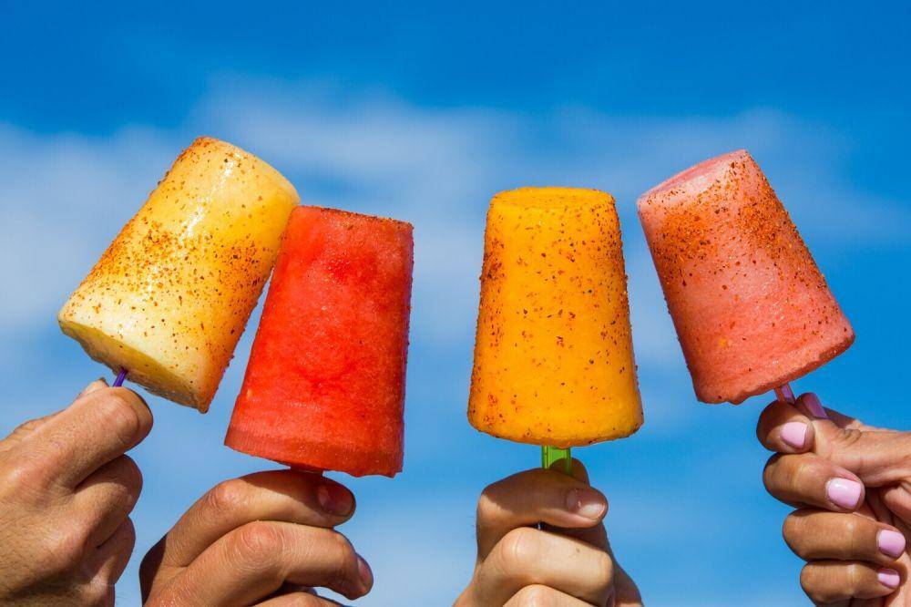 ilustrasi frozen yogurt pops (unsplash.com/Jarritos Mexican Soda)