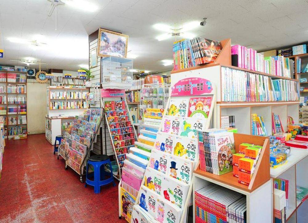 potret bagian display dan eksterior Jungang Bookstore di Yeongwol (ywja.modoo.at)