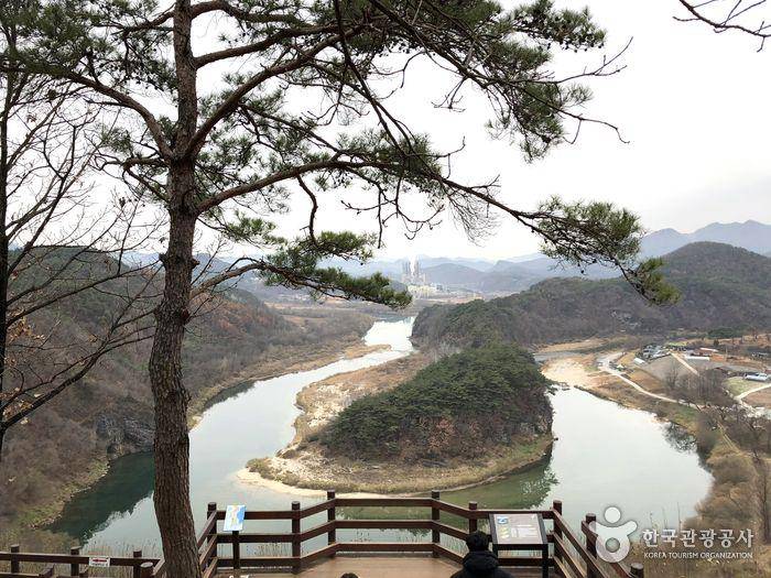 potret kawasan Yeongwol Korean Peninsula Cliffs (english.visitkorea.or.kr)