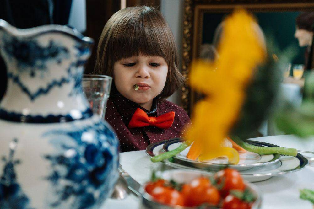 ilustrasi anak kecil makan (pexels.com/cottonbro)