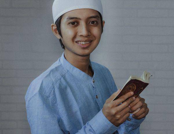 Ilustrasi pria memakai peci (pexels/Afif Kusuma)