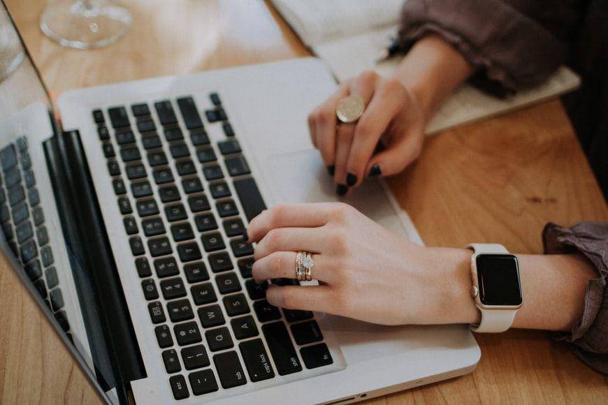 Seseorang sedang menulis di laptop (Unsplash/Christin Hume)