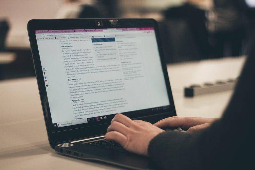 Seseorang sedang menulis artikel di laptop (Unsplash/NeONBOARD)