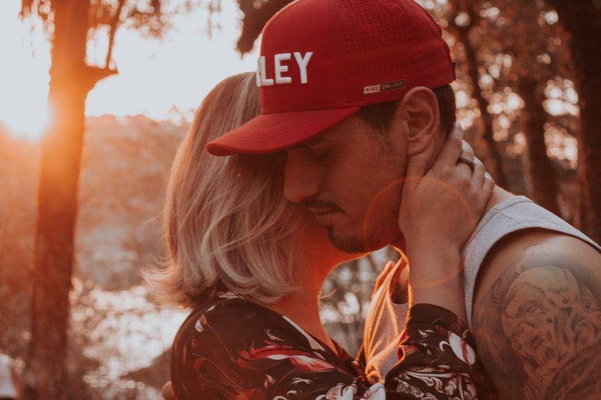 potret dua orang yang saling berpelukan (unsplash.com/Tiago Felipe Ferreira)