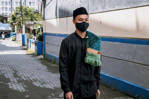 Ilustrasi pria memakai peci (unsplash/Masjid Pogung Dalangan)
