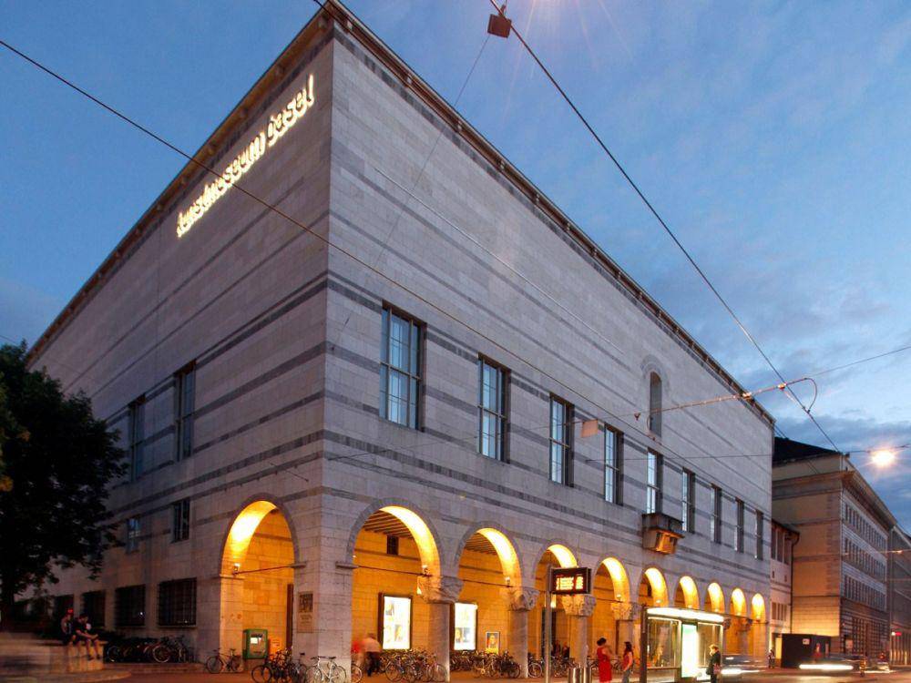 Suasana Kunstmuseum Basel di malam hari (basel.com)