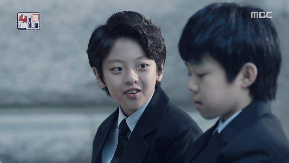 Ko Woo Rim sebagai Hwang Yoo Chul muda di I'm Not Robot (dok. MBC/I'm Not Robot)