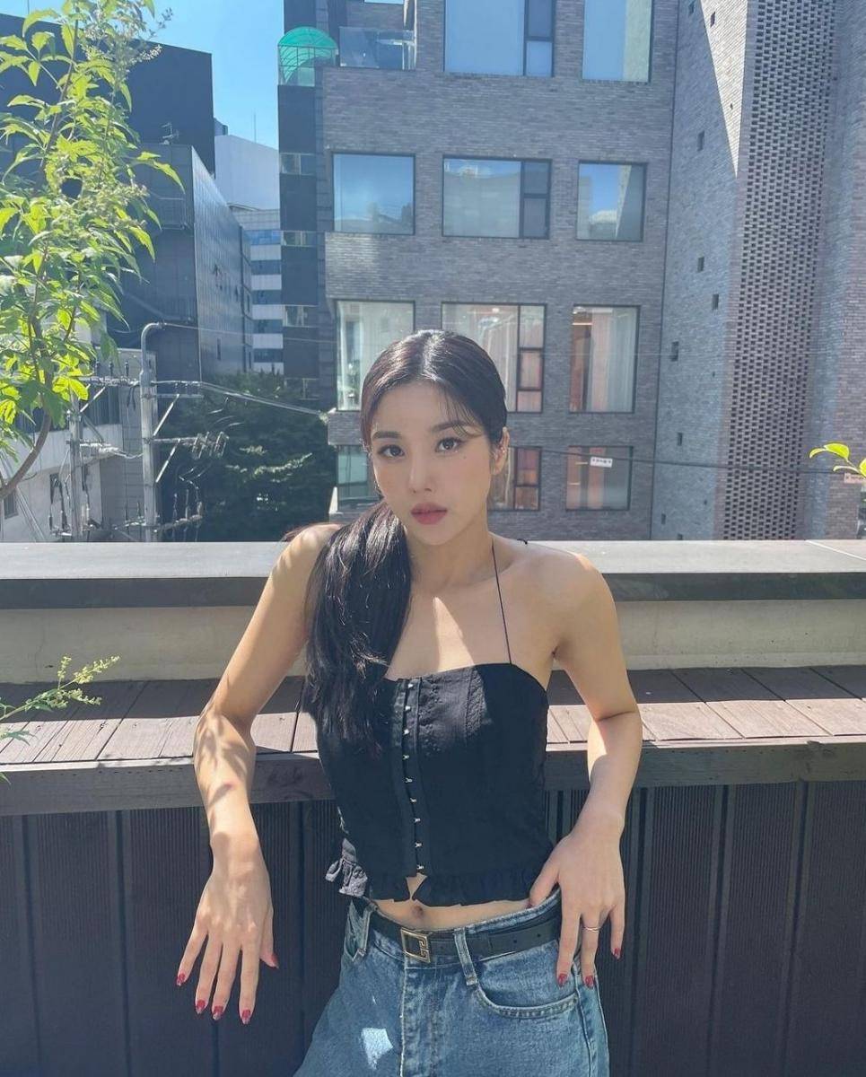 Eunbi eks IZ*ONE (instagram.com/silver_rain.__)