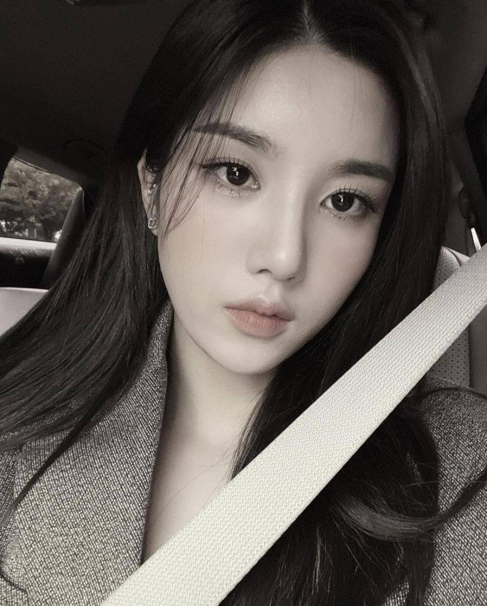 Eunbi eks IZ*ONE (instagram.com/silver_rain.__)