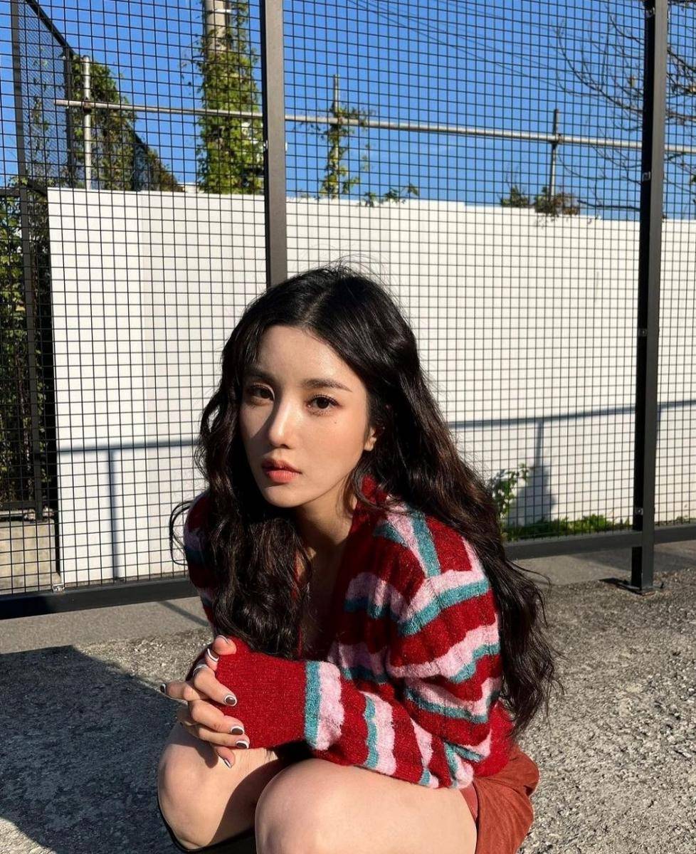 Eunbi eks IZ*ONE (instagram.com/silver_rain.__)