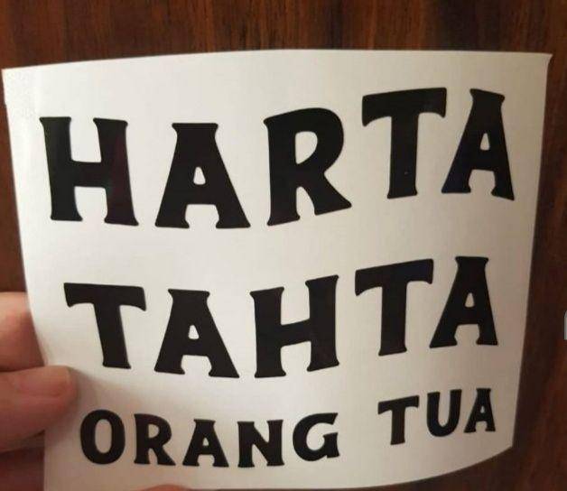 tulisan lucu seputar harta dan tahta (instagram.com/stikercustomku)