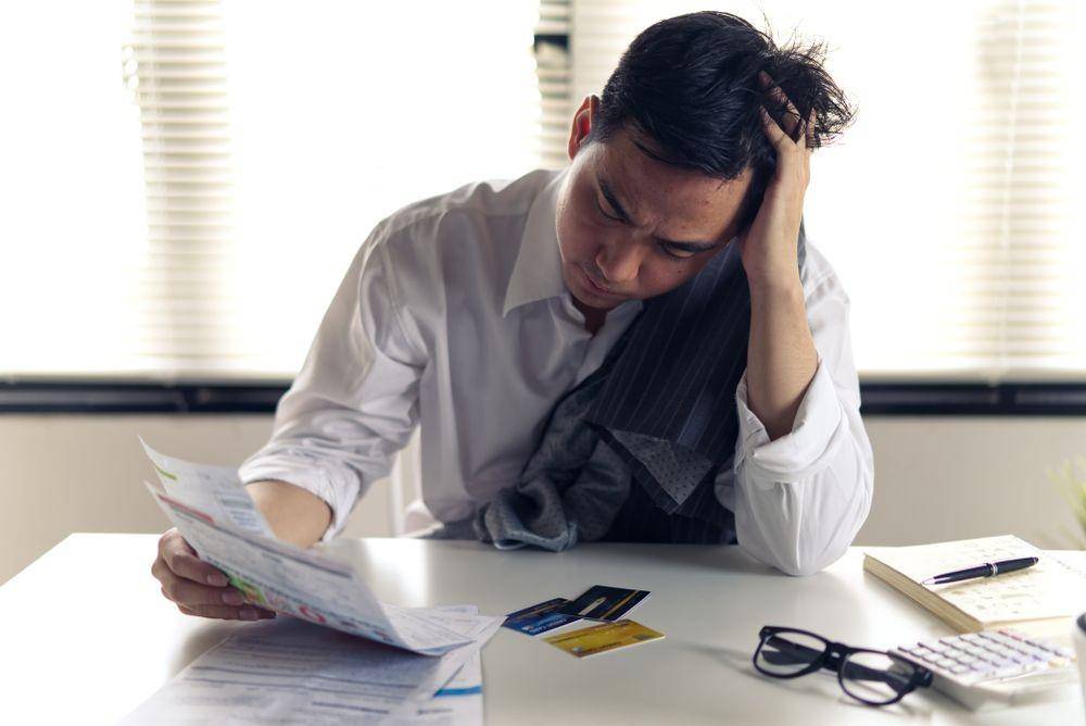 Ilustrasi kesehatan finansial yang drop (Shutterstock/Hananeko_Studio)