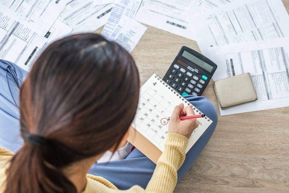 Ilustrasi seseorang sedang mengatur finansialnya (Shutterstock/Kmpzzz)
