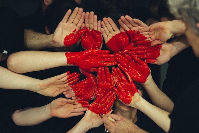 ilustrasi masalah solidaritas (unsplash.com/timmarshall)