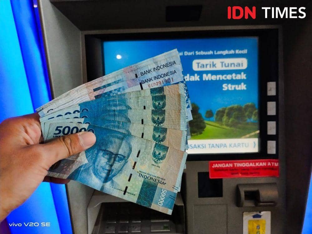 Ilustrasi uang, rupiah, ATM, gajian (IDN Times/Shemi)