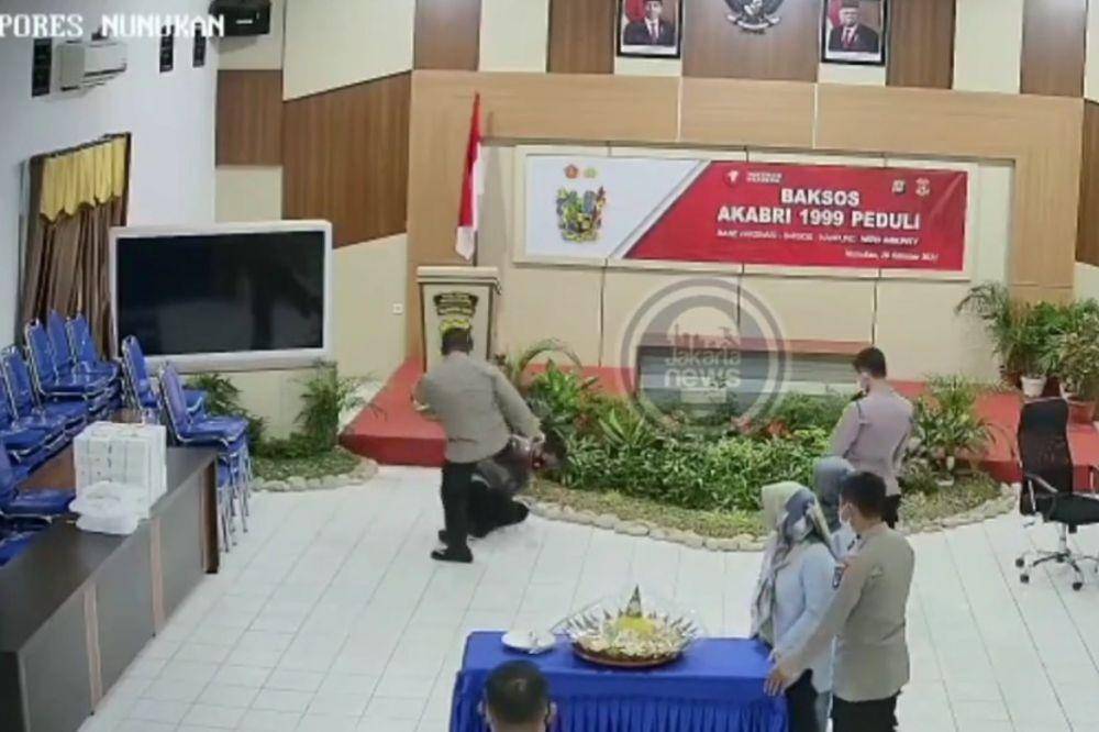 Kapolres Nunukan tertangkap kamera pukul anggotanya pada Senin (25/10/2021). (twitter.com/ndorokakung)