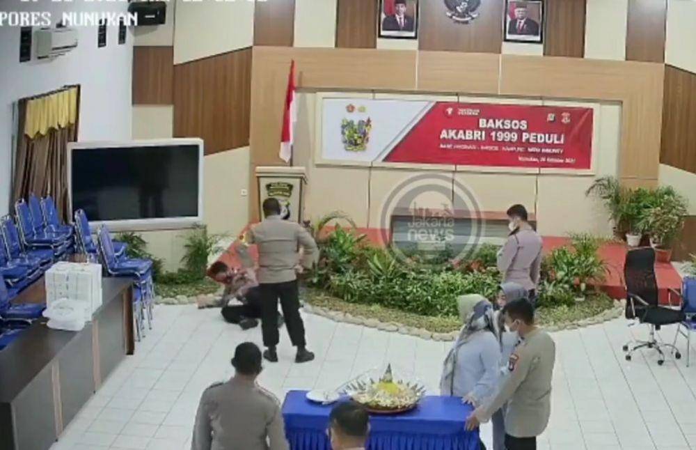 Kapolres Nunukan tertangkap kamera pukul anggotanya pada Senin (25/10/2021). (twitter.com/ndorokakung)