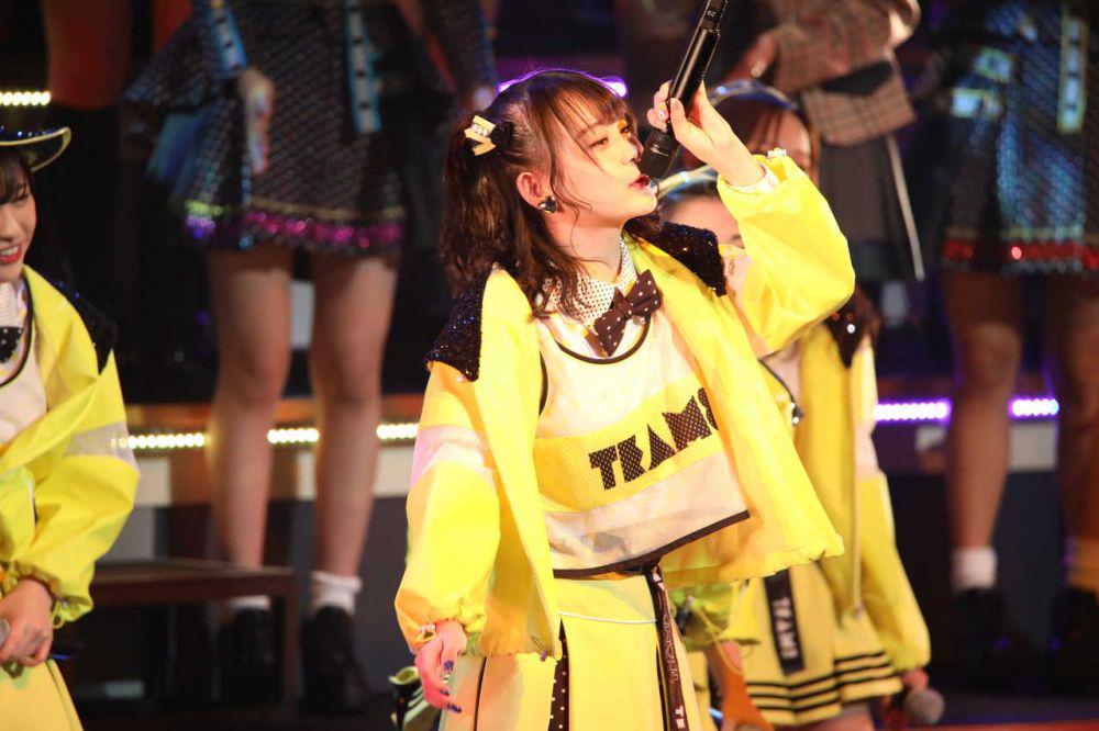 Yokoyama Yui AKB48 Tim 8 membawakan lagu "Hachi No Su Dance" di AKB48 Group Request Hour 2019. (okmusic.jp)