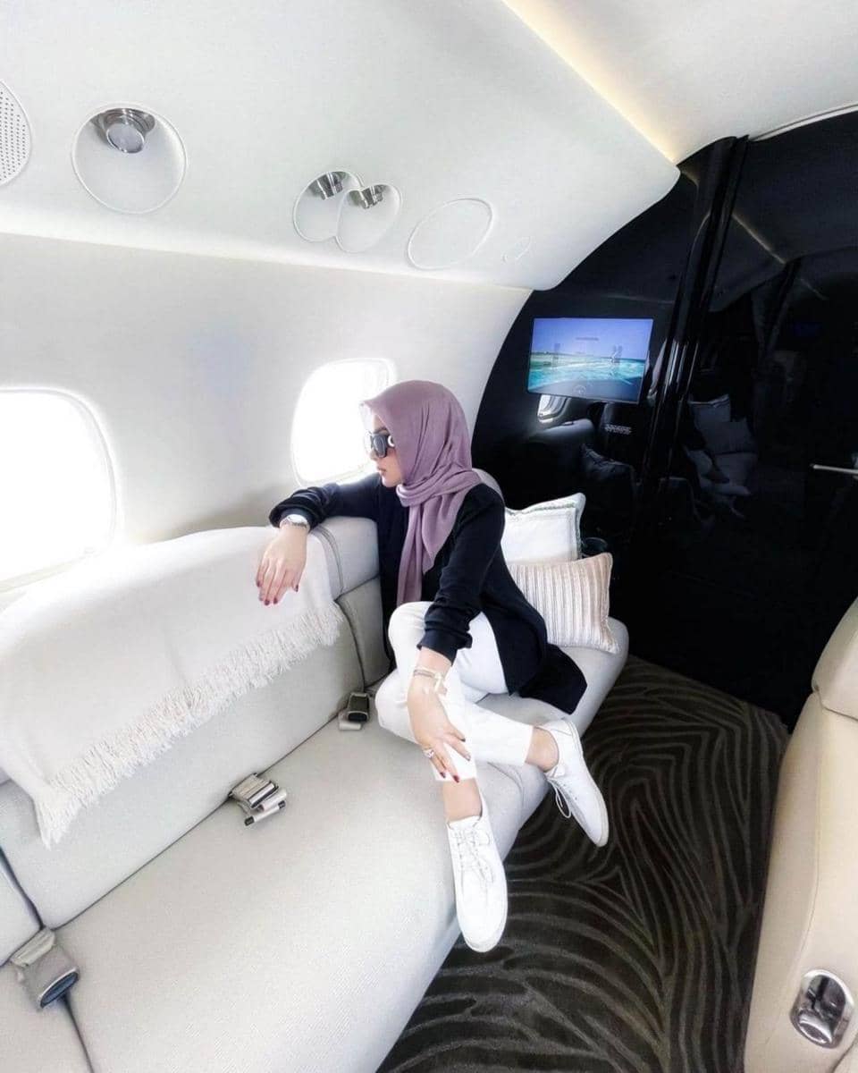Artis foto di dalam pesawat (Instagram.com/princessyahrini/)