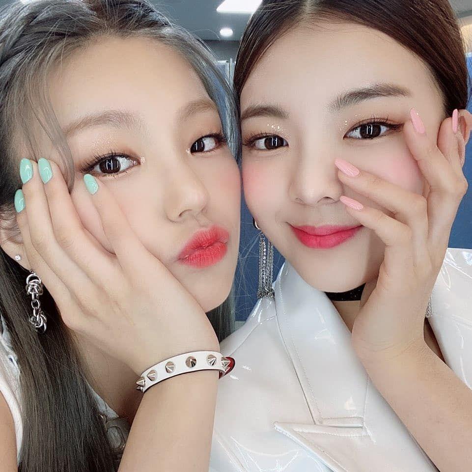 Nail art Yeji ITZY (instagram.com/itzy.all.in.us)