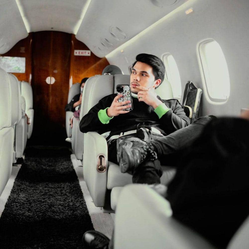 Artis foto di dalam pesawat (Instagram.com/thariqhalilintar/)