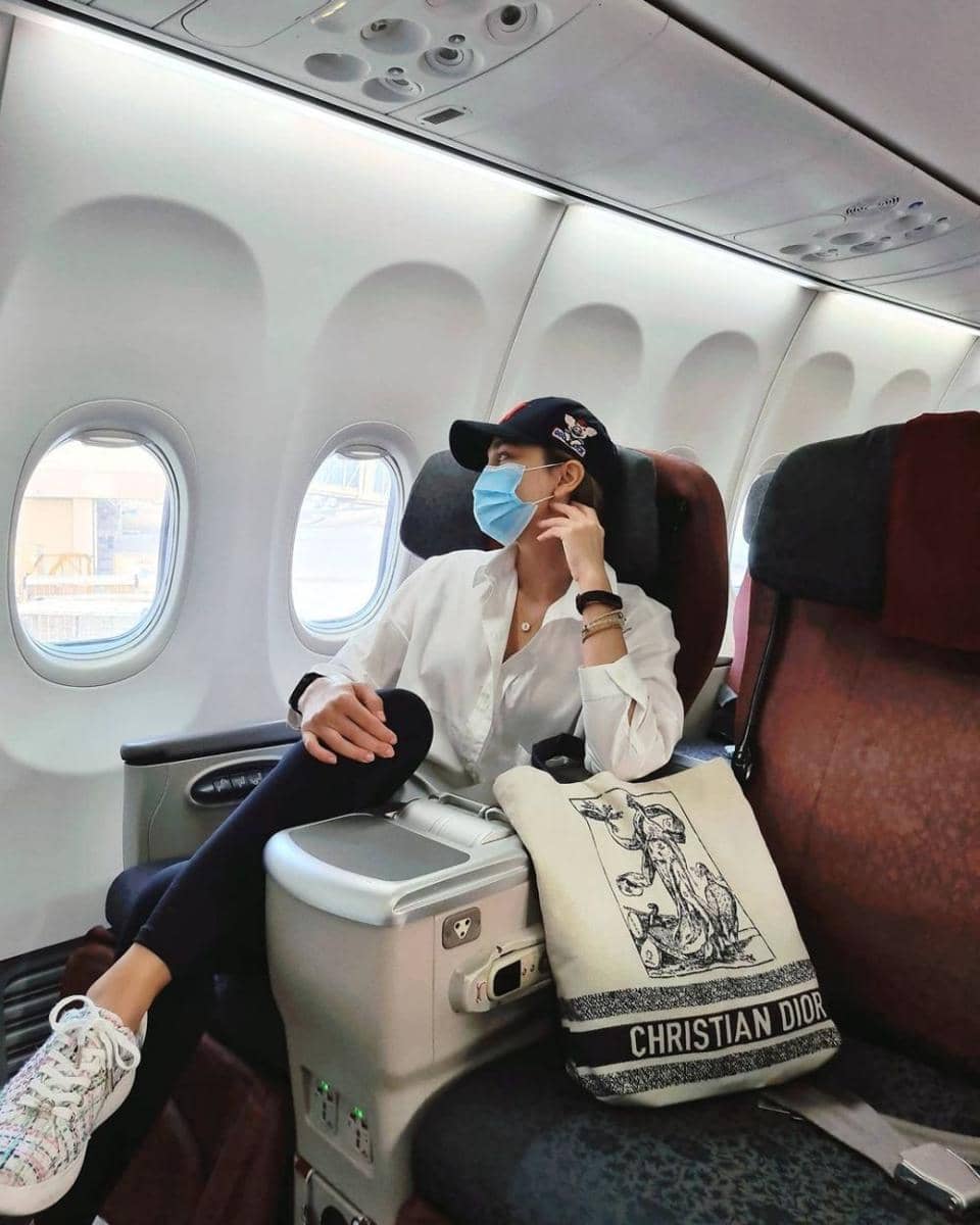 Artis foto di dalam pesawat (Instagram.com/lunamaya/)