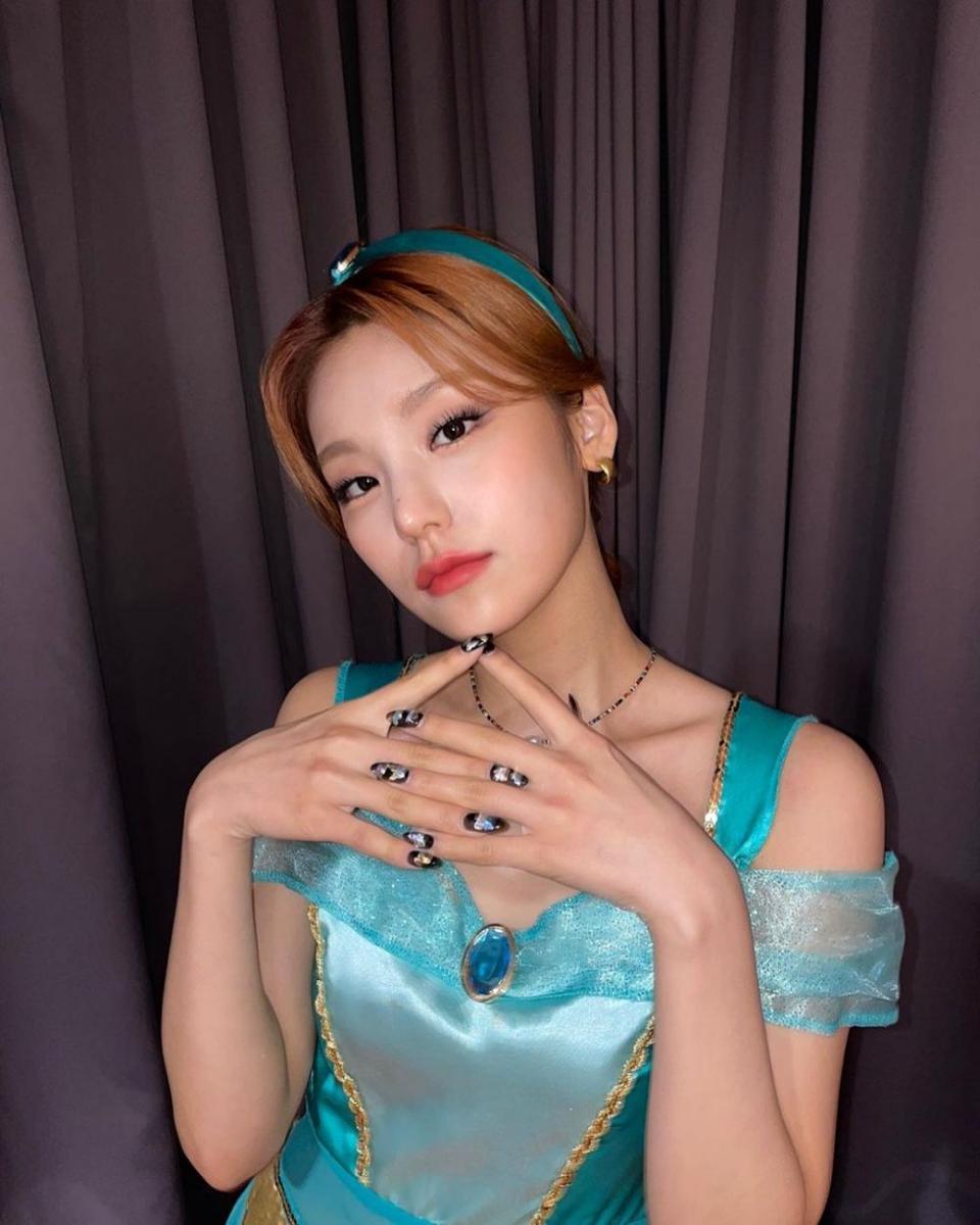 Nail art Yeji ITZY (instagram.com/itzy.all.in.us)