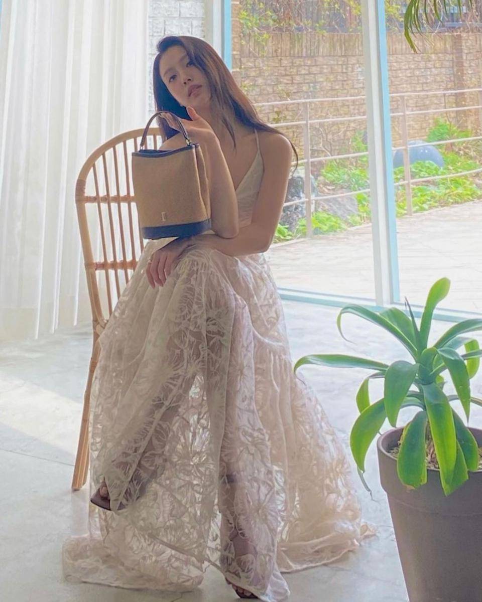 Dress ala Go Min-Si. (instagram.com/gominsi/)