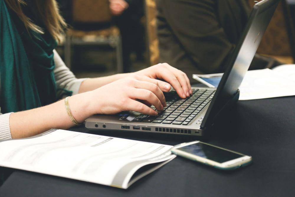ilustrasi wanita sedang menulis (pexels.com/Startup Stock Photos)