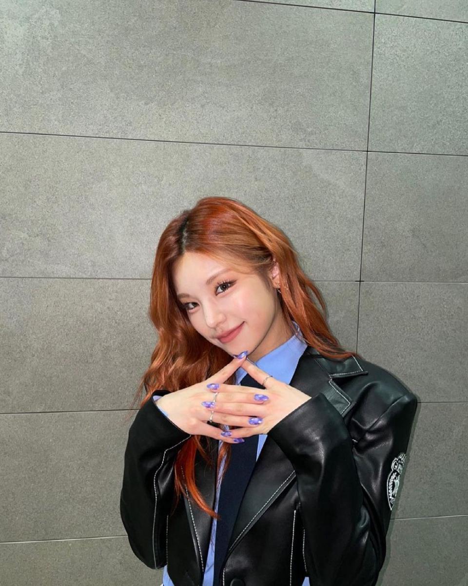 Nail art Yeji ITZY (instagram.com/itzy.all.in.us)