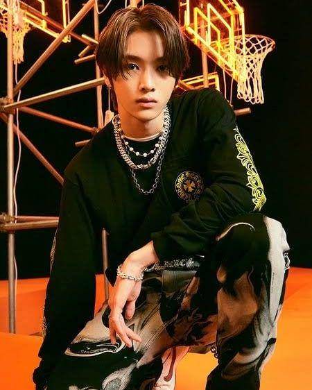 Outfit Seungchan NCT (instagram.com/nctunited00)