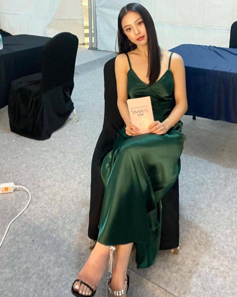 Dress ala Go Min-Si. (instagram.com/gominsi/)
