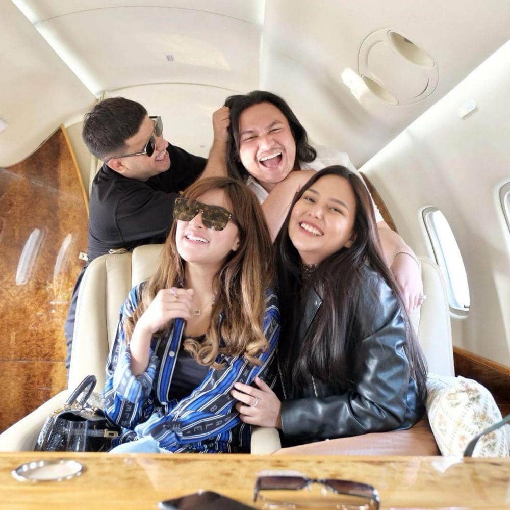 Artis foto di dalam pesawat (Instagram.com/juragan_99/)