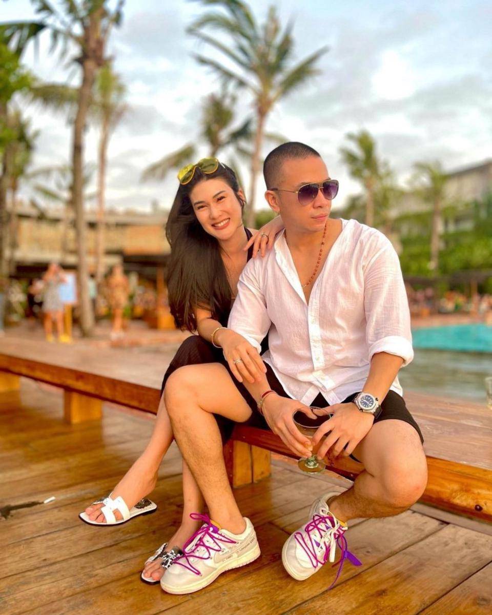 Artis yang menikah dengan pilot (Instagram.com/steviagnecya/)
