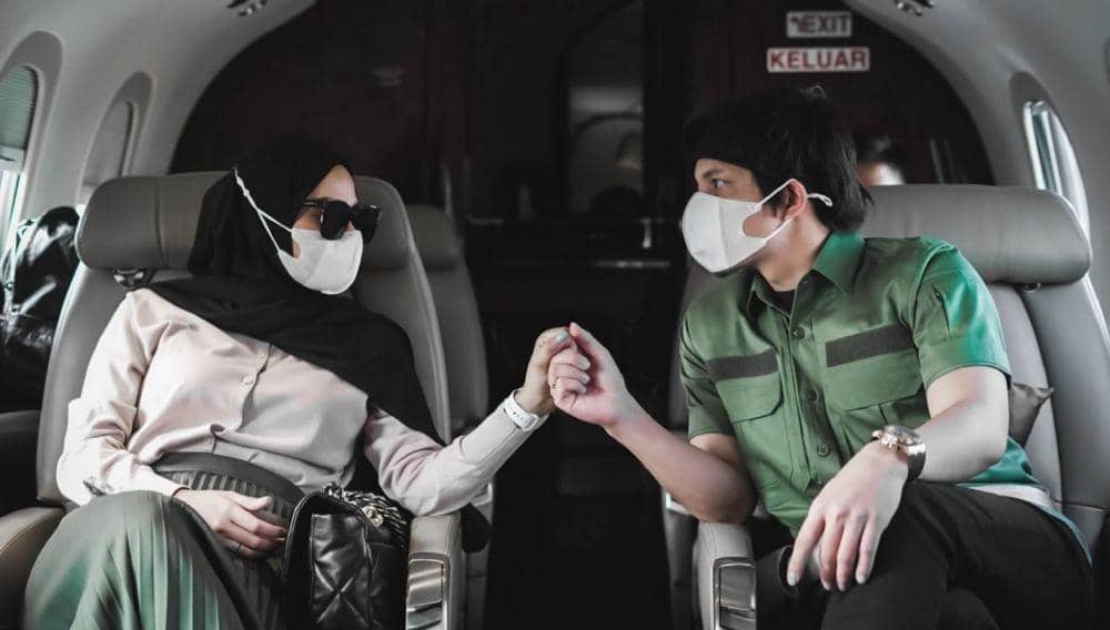 Artis foto di dalam pesawat (Instagram.com/aurelie.hermansyah/)