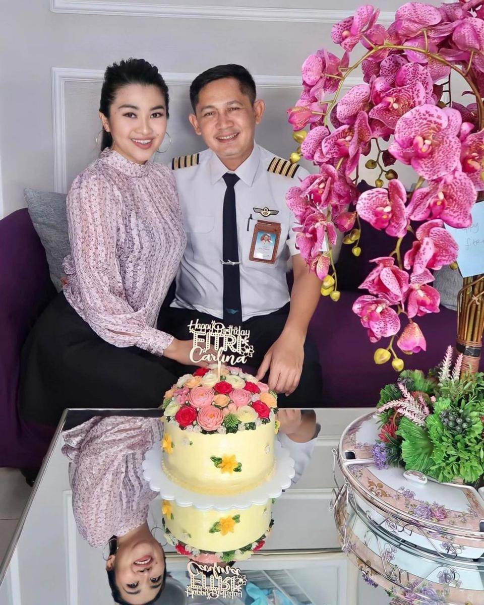 Artis yang menikah dengan pilot (Instagram.com/fitricarlina/)