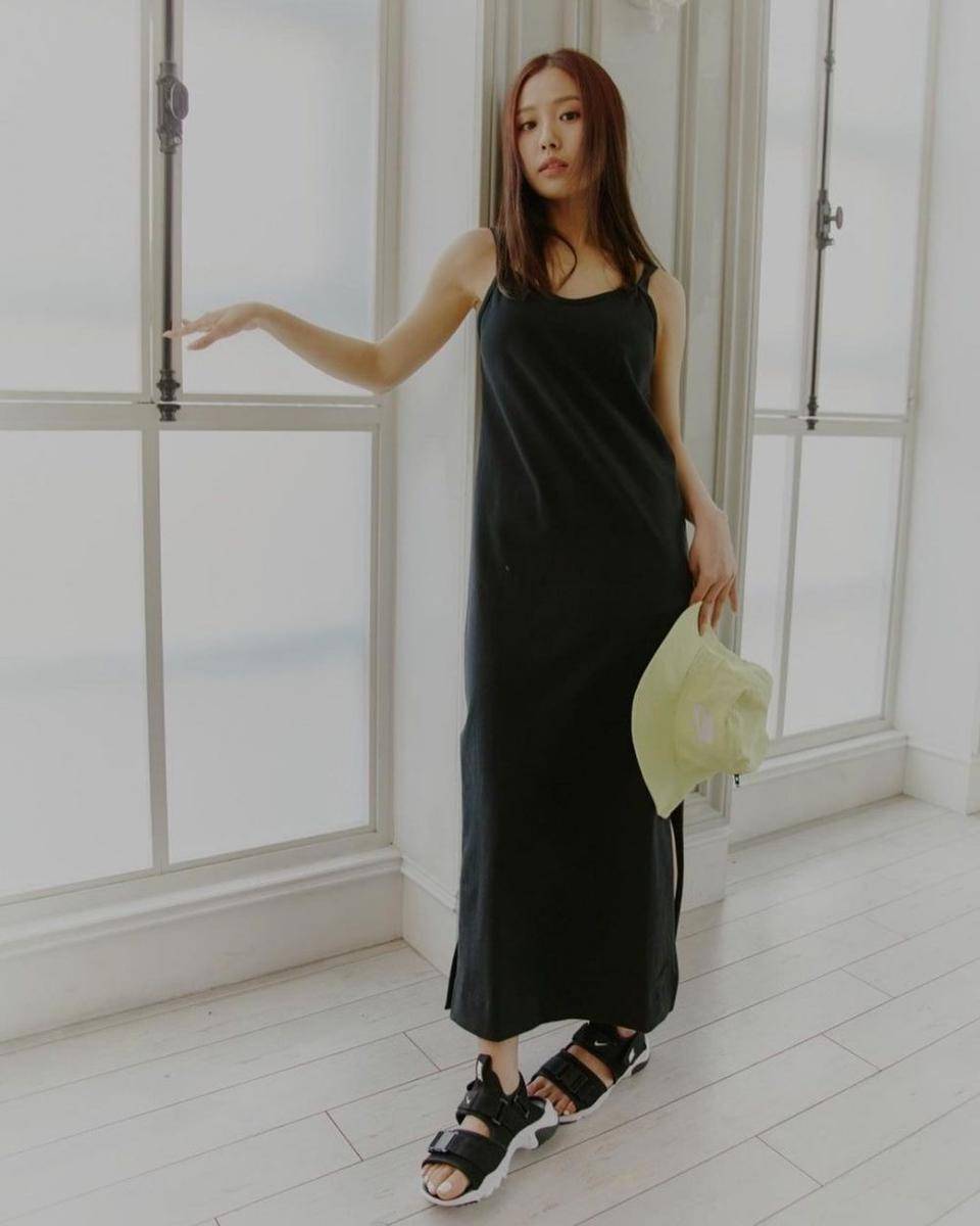 Dress ala Go Min-Si. (instagram.com/gominsi/)