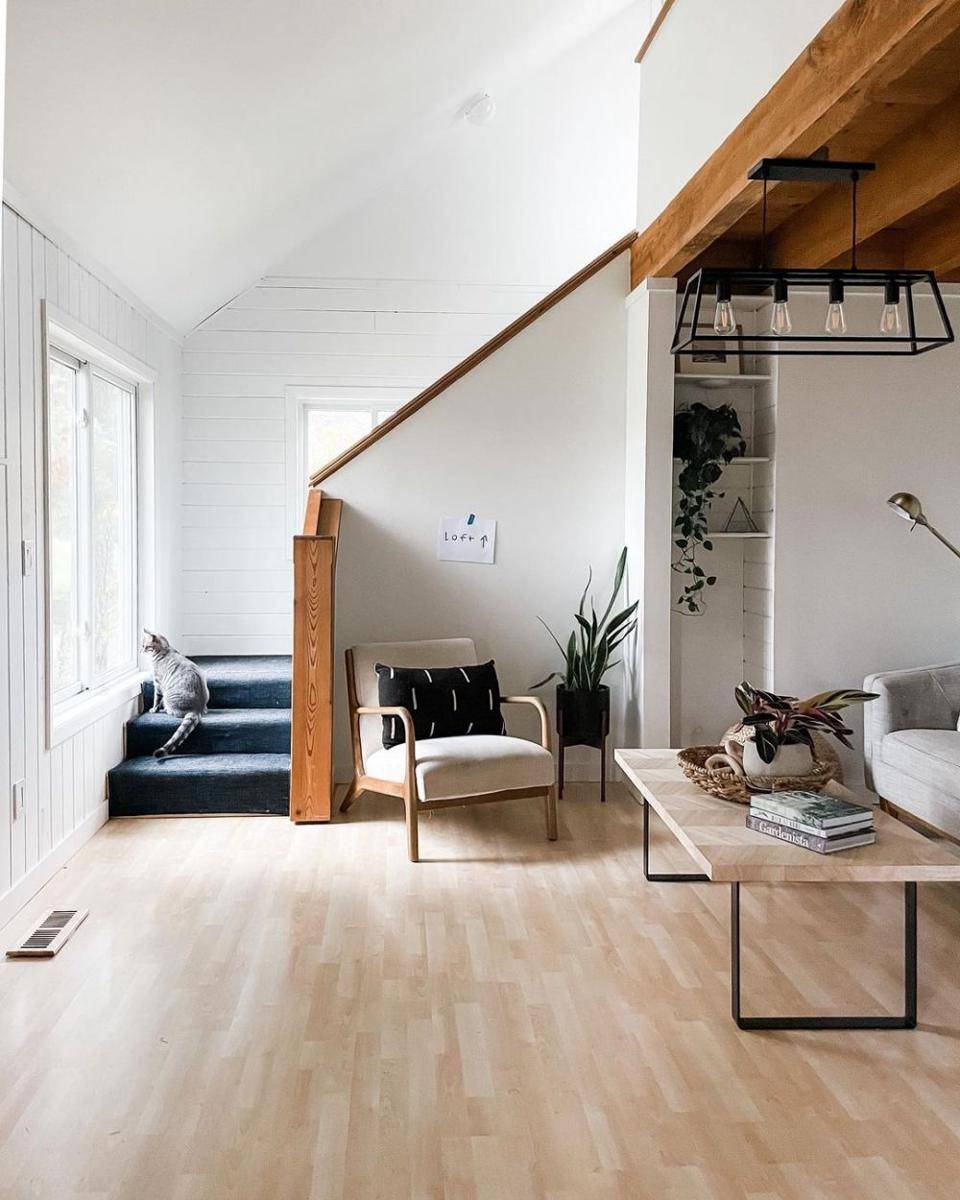 Wood beams untuk pegangan tangga (instagram.com/allisajacobs)