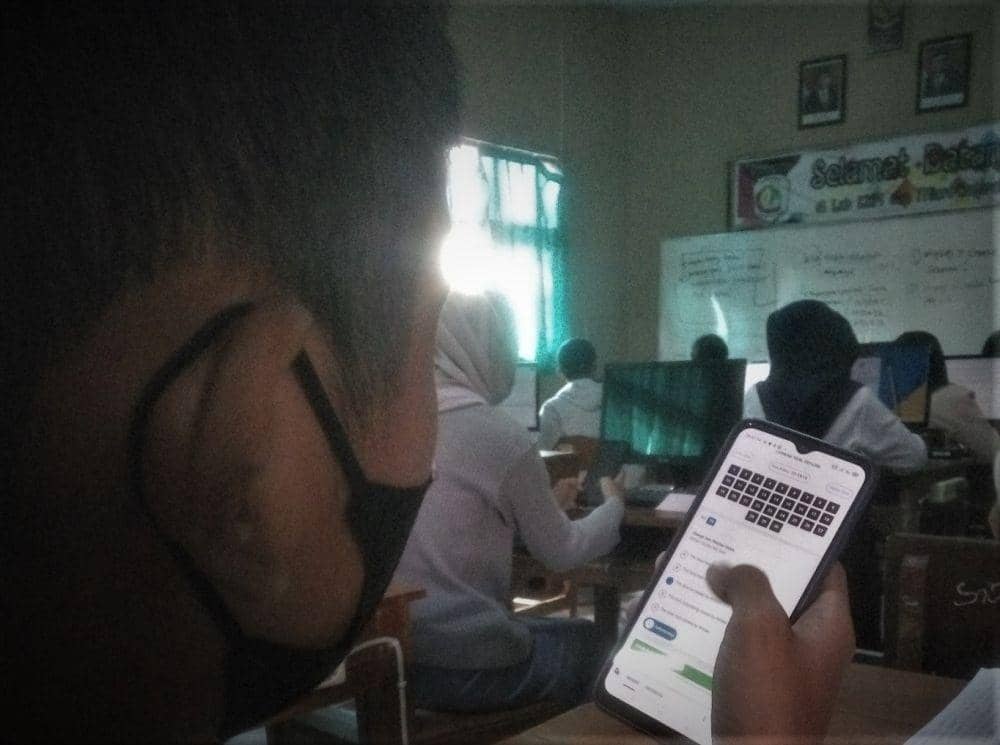 Aplikasi tanpa sinyal dan tanpa server buatan guru SMK Gondang, Wonopringgo, Kabupaten Pekalongan dimanfaatkan siswa untuk ujian secara daring. (dok. pribadi/Maman Sulaeman)