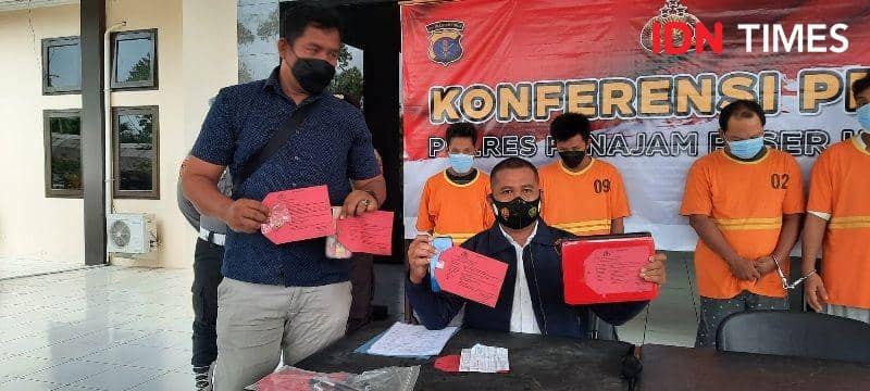 Kasat Reskrim, Iptu Dian Kusnawan dan Kanit Jatanras Aipda Dedi Syahputra Nasution menujukan barang bukti diantaranya milik SA dan AT (IDN Times/Ervan)