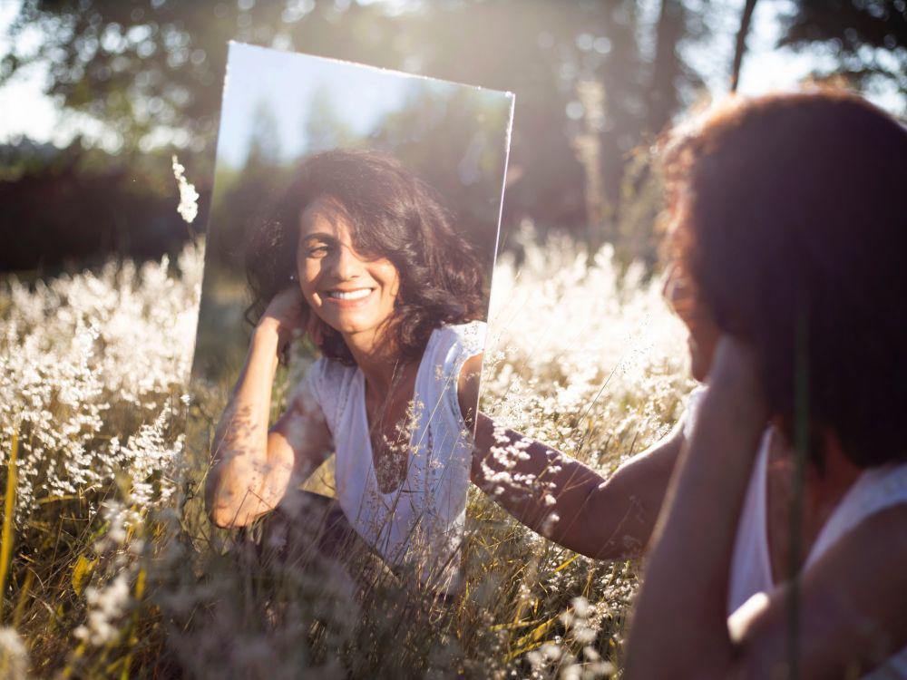 ilustrasi fokus ke diri sendiri (Unsplash.com/Caroline Veronez)