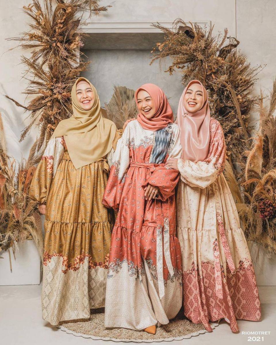 potret Oki Setiana Dewi dan kedua adiknya (instagram.com/okisetianadewi)
