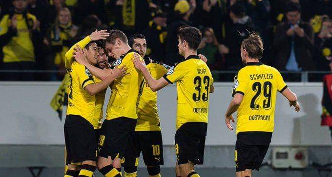 para pemain Dortmund merayakan gol ke gawang Paderborn di ajang DFB-Pokal pada 2015 (witter.com/BVB)
