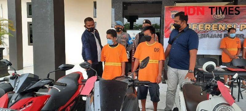 Tersangka SA dan AT menujukan ke Kasat Reskrim, Iptu Dian Kusnawan didampingi Kanit Jatanras Aipda Dedi Syahputra Nasution menujukan hasil kejahatannya (IDN Times/Ervan)