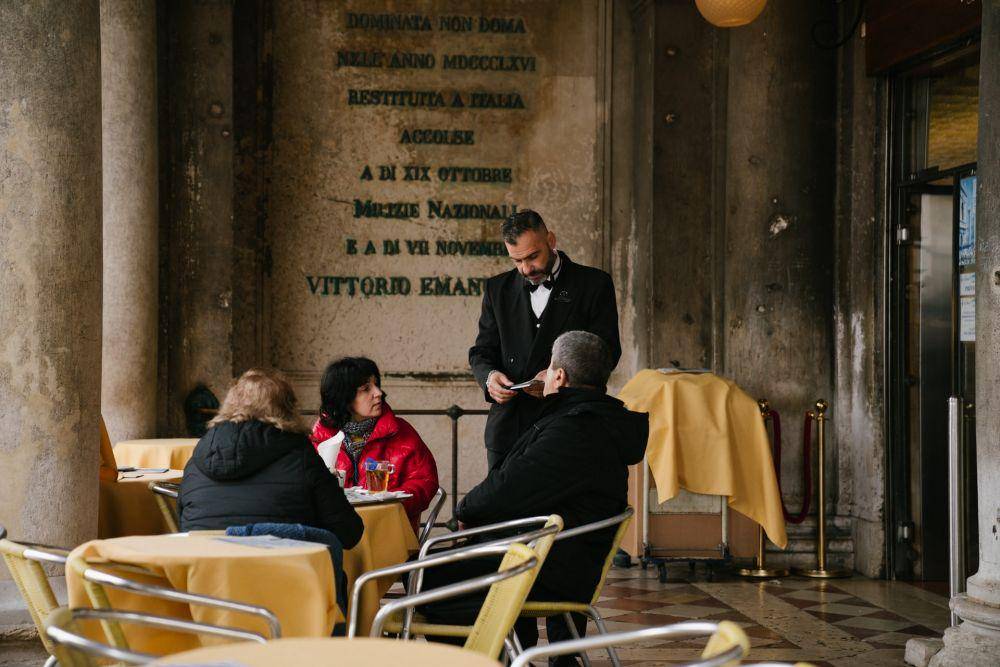 ilustrasi memesan makanan di restoran (unsplash.com/Egor Gordeev)