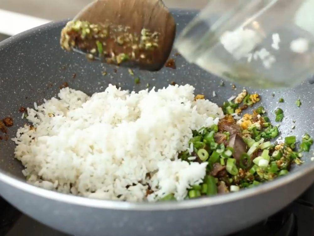 Memasak nasi goreng (witter.com/hermawan_devina)