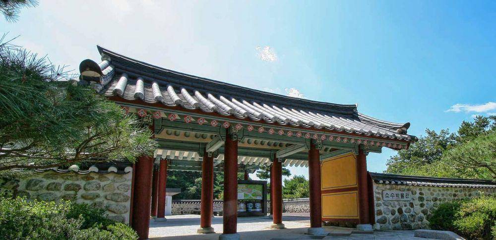 potret gerbang Sosuseowon Confucian Academy (yeongju.go.kr)