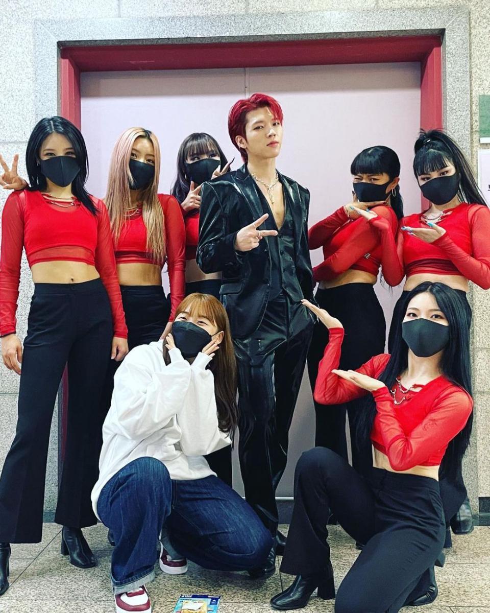 Woohyun bersama para back dancer (instagram.com/nwh91)