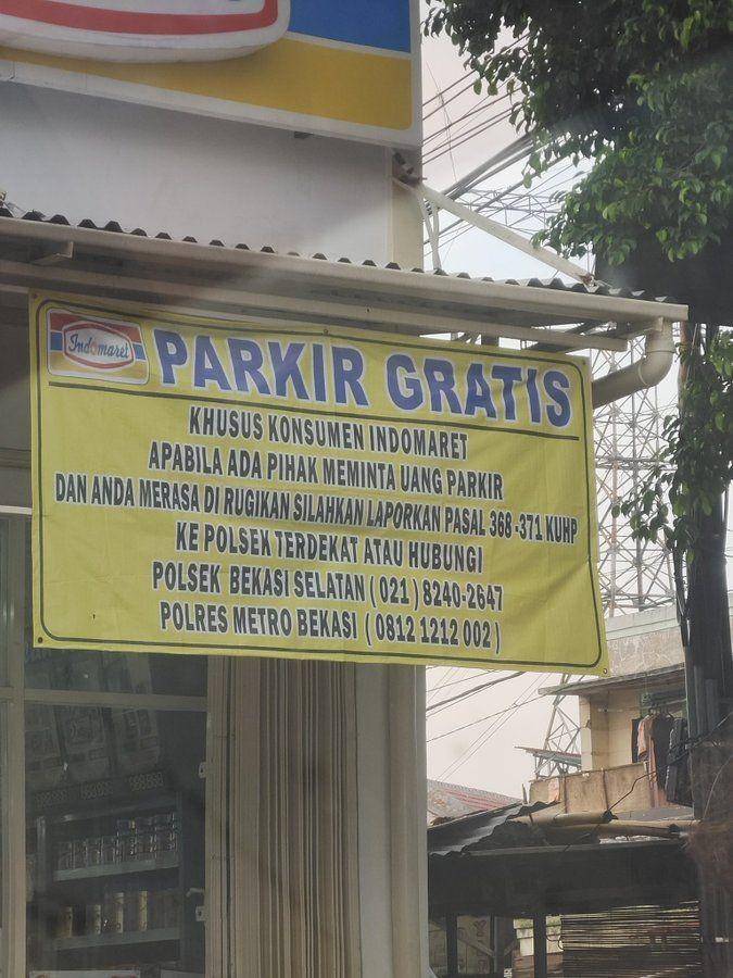 Gambar spanduk parkir gratis Indomaret di Bekasi (istimewa/postingan akun @RDNADN di Twitter)