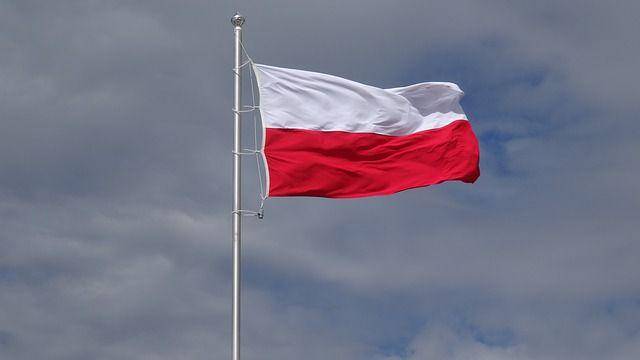 Ilustrasi bendera Polandia. (Pixabay.com/crsntdesign)